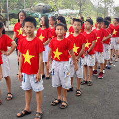 Áo cờ Việt Nam trường tiểu học Nguyễn Du, TP Hà Tĩnh